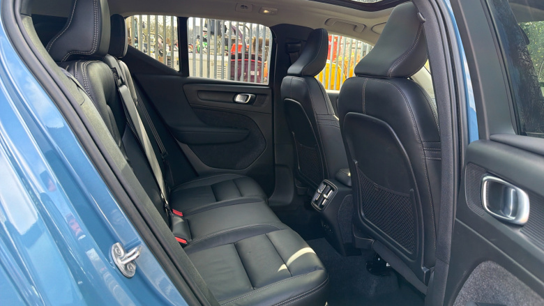 Volvo XC40 2.0 B4P Ultimate Dark 5dr Auto Petrol Estate